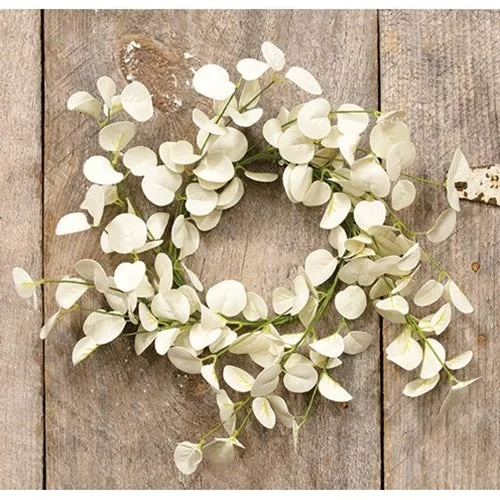 Bed skirts with a metallic thread for a touch of glamourFoamy Silver Dollar Wreath Cream 16"